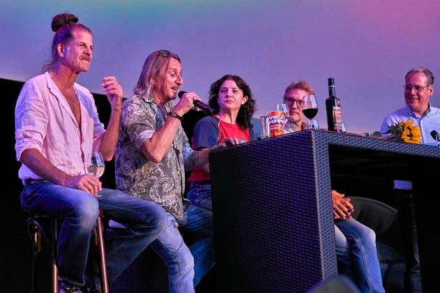 Philipp Feldtkeller, Dieter Thomas Kuhn, Juliane Sauter, Carsten Schuffert und Rene Schweimler bei der Preview des Dokumentarfilms Und es war Sommer - Dieter Thomas Kuhn & Band beim Seh-Fest auf der Gilde Parkbühne. Hannover, 08.08.2026 *** Philipp Feldtkeller, Dieter Thomas Kuhn, Juliane Sauter, Carsten Schuffert, and Rene Schweimler at the preview of the documentary *Und es war Sommer Dieter Thomas Kuhn Band* at the Seh Fest on the Gilde Parkbühne in Hanover, August 8, 2026 Foto:xU.xStammx xFuturexImagex sommer_6830