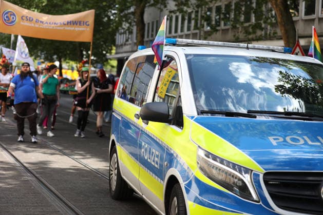 CSD Braunschweig, 08.08.2026, Schlossplatz, Bohlweg, CSD Christopher Street Day (CSD), Polizeiaufgebot wegen Terrorgefahr Niedersachsen Deutschland *** CSD Braunschweig, August 8, 2026, Schlossplatz, Bohlweg, CSD (Christopher Street Day), Police presence due to terror threat, Lower Saxony, Germany
