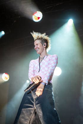 Mit voller Energie, rauer Stimme und jeder Menge Attitüde rockte Ina Bredehorn alias Deine Cousine am 08.08.2026 das Taubertal-Festival in Rothenburg ob der Tauber. *** With boundless energy, a raspy voice, and plenty of attitude, Ina Bredehorn—aka Deine Cousine—rocked the Taubertal Festival in Rothenburg ob der Tauber on August 8, 2026