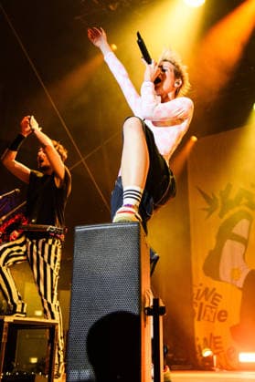 Mit voller Energie, rauer Stimme und jeder Menge Attitüde rockte Ina Bredehorn alias Deine Cousine am 08.08.2026 das Taubertal-Festival in Rothenburg ob der Tauber. *** With boundless energy, a raspy voice, and plenty of attitude, Ina Bredehorn—aka Deine Cousine—rocked the Taubertal Festival in Rothenburg ob der Tauber on August 8, 2026