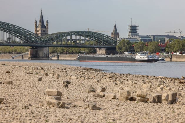 Sommer im Rheinland. Blick auf den Rhein bei Koeln (Köln) - Deutz. Der Rhein in Koeln (Köln) fuehrt (führt) Niedrigwasser aufgrund anhaltender Trockenheit. Im Hintergrund die Hohenzollernbruecke (Hohenzollernbrücke). Ein Schiff ist unterwegs. Sommer im Rheinland am 09.08.2026 in Koeln (Köln) Deutschland. *** Summer in the Rhineland: View of the Rhine near Cologne, Deutz. The Rhine in Cologne is at low water levels due to persistent drought. In the background is the Hohenzollern Bridge. A ship is passing by. Summer in the Rhineland on August 9, 2026, in Cologne, Germany