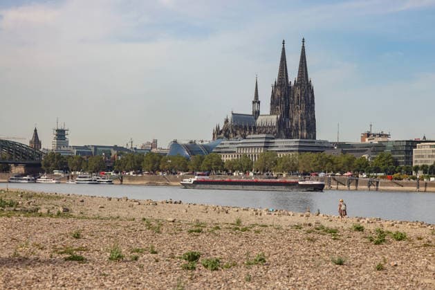 Sommer im Rheinland. Blick auf den Rhein bei Koeln (Köln) - Deutz. Der Rhein in Koeln (Köln) fuehrt (führt) Niedrigwasser aufgrund anhaltender Trockenheit. Im Hintergrund der Koelner (Kölner) Dom. Ein Schiff ist unterwegs. Sommer im Rheinland am 09.08.2026 in Koeln (Köln) Deutschland. *** Summer in the Rhineland: View of the Rhine near Cologne, Deutz. The Rhine in Cologne is at low water levels due to persistent drought. Cologne Cathedral is visible in the background. A ship is passing by. Summer in the Rhineland on August 9, 2026, in Cologne, Germany