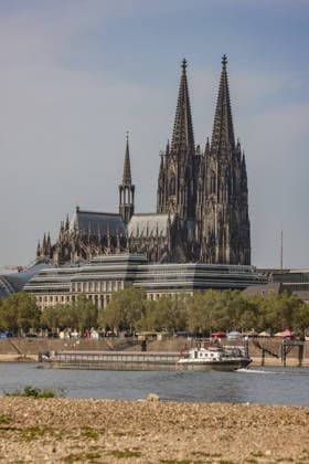 Sommer im Rheinland. Blick auf den Rhein bei Koeln (Köln) - Deutz. Der Rhein in Koeln (Köln) fuehrt (führt) Niedrigwasser aufgrund anhaltender Trockenheit. Im Hintergrund der Koelner (Kölner) Dom. Ein Schiff ist unterwegs. Sommer im Rheinland am 09.08.2026 in Koeln (Köln) Deutschland. *** Summer in the Rhineland: View of the Rhine near Cologne, Deutz. The Rhine in Cologne is at low water levels due to persistent drought. Cologne Cathedral is visible in the background. A ship is passing by. Summer in the Rhineland on August 9, 2026, in Cologne, Germany