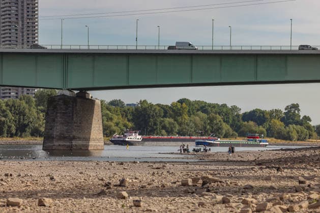 Sommer im Rheinland. Blick auf den Rhein bei Koeln (Köln) - Deutz. Der Rhein in Koeln (Köln) fuehrt (führt) Niedrigwasser aufgrund anhaltender Trockenheit. Zwei Schiffe sind unterwegs. In der Bildmitte die Zoobruecke (Zoobrücke). Sommer im Rheinland am 09.08.2026 in Koeln (Köln) Deutschland. *** Summer in the Rhineland: View of the Rhine near Cologne, Deutz. The Rhine in Cologne is at low water levels due to persistent drought. Two ships are passing by. In the center of the picture is the Zoobrücke bridge. Summer in the Rhineland on August 9, 2026, in Cologne, Germany