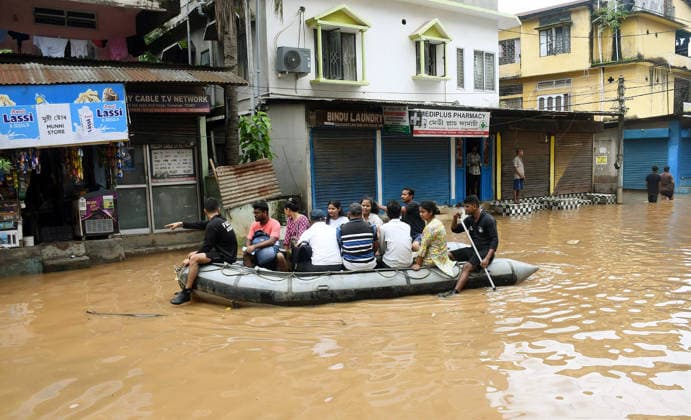 News Bilder des Tages Heavy rainfall causes waterlogging in Guwahati s Anil Nagar Guwahati, Aug 09 (ANI): Assam Fire and Emergency Services personnel rescue people on a rubber boat from the waterlogged Anil Nagar area following heavy rainfall, in Guwahati on Sunday. Guwahati Assam India Copyright: xANIx ANI_20260809140