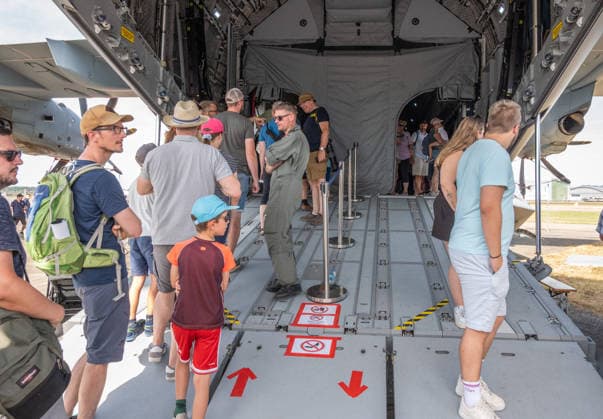 Friedrichshafen DO DAYS Flugwochenende im Dornier Museum Friedrichshafen 09.08.2026 Besucherinnen und Besucher besichtigen den Airbus A400M der Luftwaffe auf dem Veranstaltungsgelaende der DO DAYS im Dornier Museum Friedrichshafen. Ueber die geoeffnete Heckrampe fuehrt der Rundgang links in den Laderaum hinein und rechts wieder aus dem militaerischen Transportflugzeug heraus. DO DAYS Flugwochenende und Sommerfest im Dornier Museum Friedrichshafen, Friedrichshafen, Baden Wuerttemberg, Deutschland, 09.08.2026. Luftfahrt Veranstaltung. Editorial use only. *** Friedrichshafen DO DAYS Aviation Weekend at the Dornier Museum in Friedrichshafen, August 9, 2026: Visitors view the German Air Force’s Airbus A400M on the DO DAYS event grounds at the Copyright: xEibner-Pressefotox EP_EER