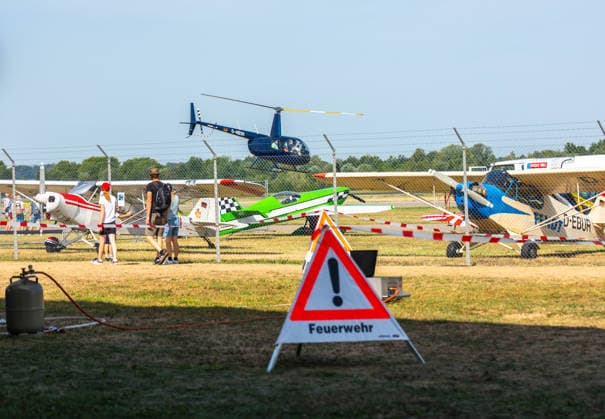 Friedrichshafen DO DAYS Flugwochenende im Dornier Museum Friedrichshafen 09.08.2026 Ein Hubschrauber hebt waehrend der DO DAYS am Dornier Museum Friedrichshafen zu einem Rundflug ab. Im Vordergrund ist ein Feuerwehr Warnschild zu sehen, dahinter stehen mehrere Kleinflugzeuge auf dem Veranstaltungsgelaende. DO DAYS Flugwochenende und Sommerfest im Dornier Museum Friedrichshafen, Friedrichshafen, Baden Wuerttemberg, Deutschland, 09.08.2026. Luftfahrt Veranstaltung. Editorial use only. *** Friedrichshafen DO DAYS Aviation Weekend at the Dornier Museum in Friedrichshafen, August 9, 2026. A helicopter takes off for a sightseeing flight during the DO DAYS at the Dornier Museum in Friedrichshafen. A fire department warning sign is visible in the Copyright: xEibner-Pressefotox EP_EER