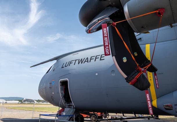 Friedrichshafen DO DAYS Flugwochenende im Dornier Museum Friedrichshafen 09.08.2026 Seitliche Detailansicht des Airbus A400M der Luftwaffe auf dem Veranstaltungsgelaende der DO DAYS im Dornier Museum Friedrichshafen. Zu sehen sind der Schriftzug Luftwaffe, ein Propeller mit roten Remove before flight Baendern sowie der geoeffnete Einstieg am militaerischen Transportflugzeug. DO DAYS Flugwochenende und Sommerfest im Dornier Museum Friedrichshafen, Friedrichshafen, Baden Wuerttemberg, Deutschland, 09.08.2026. Luftfahrt Veranstaltung. Editorial use only. *** Friedrichshafen DO DAYS Aviation Weekend at the Dornier Museum in Friedrichshafen, August 9, 2026. Side view of the German Air Force’s Airbus A400M at the DO DAYS event grounds at the Do Copyright: xEibner-Pressefotox EP_EER