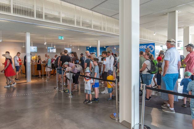 Friedrichshafen DO DAYS Flugwochenende im Dornier Museum Friedrichshafen 09.08.2026 Lange Warteschlangen von Besucherinnen und Besuchern am Einlass im Foyer des Dornier Museums Friedrichshafen waehrend der DO DAYS. DO DAYS Flugwochenende und Sommerfest im Dornier Museum Friedrichshafen, Friedrichshafen, Baden Wuerttemberg, Deutschland, 09.08.2026. Luftfahrt Veranstaltung. Editorial use only. *** Friedrichshafen DO DAYS Aviation Weekend at the Dornier Museum in Friedrichshafen, August 9, 2026. Long lines of visitors at the entrance to the foyer of the Dornier Museum in Friedrichshafen during the DO DAYS Aviation Weekend and Summer Festival at theMuseum in Friedrichshafen, Friedrichshafen, Baden-Württemberg, Germany, August 9, 2026 Aviation Copyright: xEibner-Pressefotox EP_EER