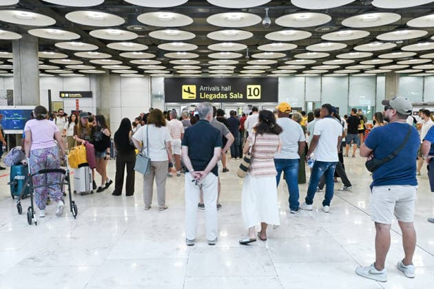 The BOE publishes the order regarding border controls for travelers arriving from Italy. Several people in the arrivals area of Terminal 4, on August 9, 2026, in Madrid, Spain. The Official State Gazette (BOE) published on Sunday the order from the Ministry of the Interior agreeing to temporarily reinstate internal border controls at ports and airports for travelers arriving from Italy in response to migratory pressure along the Central Mediterranean route. These borderbegan to be implemented last Saturday at Spanish airports and ports; they are random in nature and will remain in effect for a period of thirty calendar days, from 12:00 a.m. on August 8, 2026, until 12:00 a.m. on September 7, 2026. AUGUST 9, 2026 MIGRATION CRISIS BORDER CON  Copyright: xGustavoxValientex 7707207