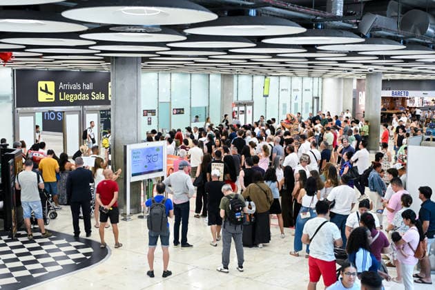 News Bilder des Tages The BOE publishes the order establishing border controls for travelers arriving from Italy. Several travelers in the arrivals area of Terminal 4 on August 9, 2026, in Madrid, Spain. The Official State Gazette (BOE) published on Sunday the order from the Ministry of the Interior agreeing to temporarily reinstate internal border controls at ports and airports for travelers arriving from Italy in response to migratory pressure along the Central Mediterranean route. These borderbegan to be implemented last Saturday at Spanish airports and ports; they are conducted on a random basis and will remain in effect for a period of thirty calendar days, from 12:00 a.m. on August 8, 2026, until 12:00 a.m. on September 7, 2026. AUGUST 9, 2026 MIGRATION C  Copyright: xGustavoxValientex 7707247