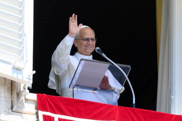 News Bilder des Tages ITALY - POPE LEO XIV ADDRESSES THE CROWD FROM THE WINDOW OF THE APOSTOLIC PALACE OVERLOOKING ST PETER S SQUARE DURING THE RIGINA CAELI PRAYER IN THE VATICAN- 2026 8 9 Italy, Rome, Vatican, 2026 8 9.Pope Leo XIV addresses the crowd from the window of the apostolic palace overlooking St. Peter s square during the Regina Caeli prayer in The Vatican EDITORIAL USE ONLY - NO BOOKS Copyright: xVATICANxMEDIAx