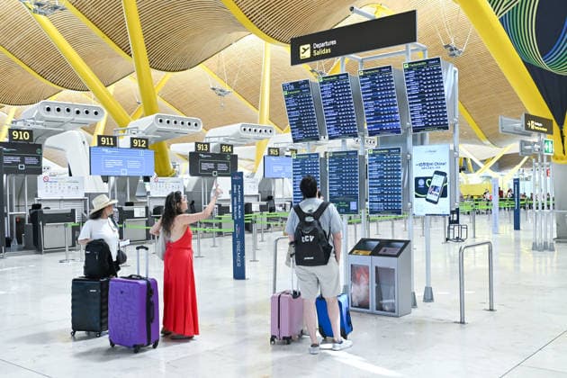 The BOE publishes the order establishing border controls for travelers arriving from Italy. Several travelers check the flight information displays in Terminal 4 on August 9, 2026, in Madrid, Spain. The Official State Gazette (BOE) published on Sunday the order from the Ministry of the Interior agreeing to temporarily reinstate internal border controls at ports and airports for travelers arriving from Italy in response to migratory pressure along the central Mediterranean route. These borderbegan to be implemented last Saturday at Spanish airports and ports; they are random in nature and will remain in effect for a period of thirty calendar days, from 12:00 a.m. on August 8, 2026, until 12:00 a.m. on September 7, 2026. AUGUST 9, 2026 MIGRA  Copyright: xGustavoxValientex 7707243