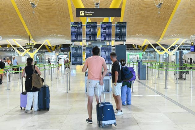 The BOE publishes the order establishing border controls for travelers arriving from Italy. Several travelers check the flight information displays in Terminal 4 on August 9, 2026, in Madrid, Spain. The Official State Gazette (BOE) published on Sunday the order from the Ministry of the Interior agreeing to temporarily reinstate internal border controls at ports and airports for travelers arriving from Italy in response to migratory pressure along the central Mediterranean route. These borderbegan to be implemented last Saturday at Spanish airports and ports; they are random in nature and will remain in effect for a period of thirty calendar days, from 12:00 a.m. on August 8, 2026, until 12:00 a.m. on September 7, 2026. AUGUST 9, 2026 MIGRA  Copyright: xGustavoxValientex 7707244