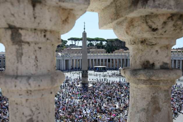 ITALY - POPE LEO XIV ADDRESSES THE CROWD FROM THE WINDOW OF THE APOSTOLIC PALACE OVERLOOKING ST PETER S SQUARE DURING THE RIGINA CAELI PRAYER IN THE VATICAN- 2026 8 9 Italy, Rome, Vatican, 2026 8 9.Pope Leo XIV addresses the crowd from the window of the apostolic palace overlooking St. Peter s square during the Regina Caeli prayer in The Vatican EDITORIAL USE ONLY - NO BOOKS Copyright: xVATICANxMEDIAx