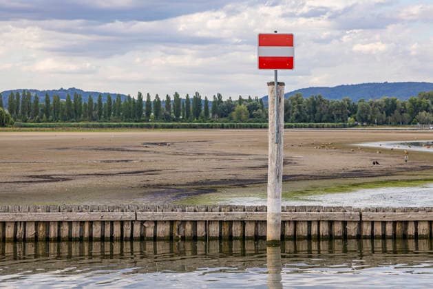 Hafen von Moos am Bodensee mit wenig Wasser. Der Wasserstand ist aufgrund des heißen Sommers auf einem Tiefststand. In vielen Häfen des Untersees ist kaum noch Wasser. Moos liegt am Ufer des Bodensees auf der Halbinsel Höri. 06.08.2026, Moos, Baden-Württemberg, Deutschland