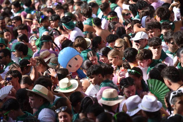 Opening Ceremony of the San Lorenzo Festival in Huesca: A large crowd gathered for the launch of the rocket announcing the 2026 San Lorenzo Festival, on August 9, 2026, in Huesca, Aragon, Spain. Huesca’s main festival is held in honor of the city’s patron saint, San Lorenzo. For one week, from August 9 to 15, the city is transformed, decked out in white and green, the air fills with the scent of basil, and residents take to the streets to enjoy the festivities. The San Lorenzo Festival has been designated a Festival of Tourist Interest. AUGUST 9, 2026 PATRON SAINT FESTIVAL Veró Huesca, Aragon Huesca, Aragon, Spain  Copyright: xVeronicaxLacasax 7707286
