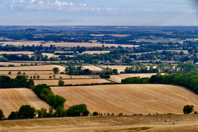 Seasonal weather Views of the parched landscape which covers six counties from the top of White Horse Hill along The Ridgeway. Standing at 261 meters (856 feet) above sea level, White Horse Hill is the highest point in Oxfordshire. The summit is crowned by the historic Iron Age hillfort known as Uffington Castle, which serves as the primary vantage point for these panoramic views. The counties visible are Oxfordshire, Berkshire, Wiltshire, Gloucestershire, Buckinghamshire & Warwckshire., Credit:Geoffrey Swaine Geoff Swaine - B4563 Avalon UK, Oxfordshire, Uffington  Copyright: xGeoffreyxSwainex xGeoffxSwainex-xB4563x xAvalonx 1121832360