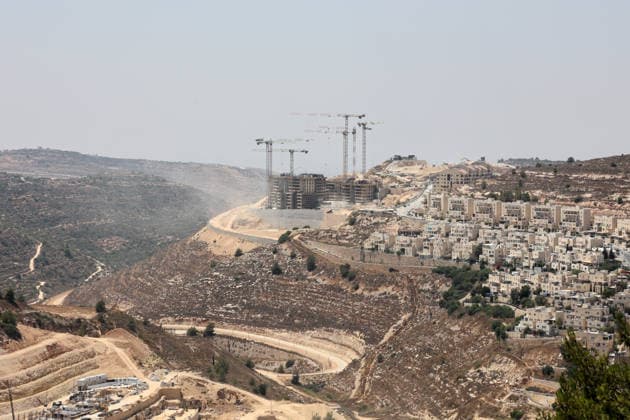 News Bilder des Tages (260809) -- JERUSALEM, Aug. 9, 2026 -- This photo taken on Aug. 9, 2026 shows an Israeli settlement under construction in the West Bank, near Jerusalem. In recent years, Israel s continued approval of settlement expansions in the region has drawn widespread criticism from the international community. (Photo by Xinhua) MIDEAST-WEST BANK-ISRAELI SETTLEMENTS-CONSTRUCTION GilxCohenxMagen 