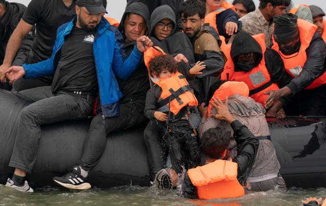 News Bilder des Tages August 9, 2026, Camiers, France: Camiers, France. Migrants attempt to lift a child on board a taxi boat at the beach at Camiers in France, before attempting to cross the English Channel. Camiers France  - ZUMAl94_ 20260809_zaf_l94_042 Copyright: xIoannisxAlexopoulosx