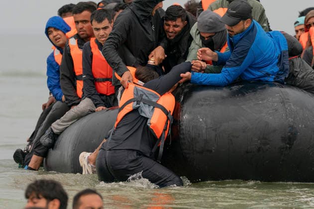 August 9, 2026, Camiers, France: Camiers, France. Migrants scramble to board a taxi boat at the beach at Camiers in France, before attempting to cross the English Channel. Camiers France  - ZUMAl94_ 20260809_zaf_l94_041 Copyright: xIoannisxAlexopoulosx