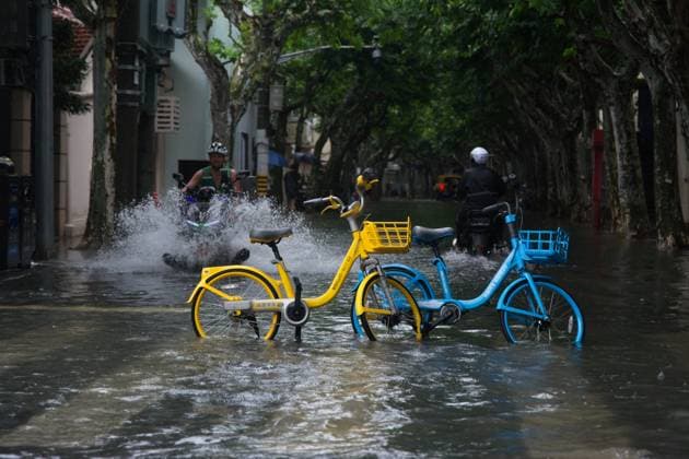 News Bilder des Tages Typhoon Dolphin Arrives To Shanghai Floodwaters are seen in a neighborhood near Changle Road in Shanghai, China, as Typhoon Dolphin approaches the city. shanghai China  Copyright: xYingxTangx originalFilename: tang-typhoond260809_nphoY.jpg