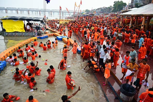 August 9, 2026, Prayagraj, Uttar Pradesh, India: Prayagraj: Kanwariya take a holy dip and collect water of Holy River Ganga during Sawan month, in Prayagraj on Sunday, August 9, 2026. Prayagraj India  - ZUMAv115 20260809_zap_v115_021 Copyright: xPrabhatxKumarxVermax