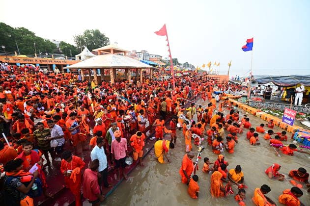 August 9, 2026, Prayagraj, Uttar Pradesh, India: Prayagraj: Kanwariya take a holy dip and collect water of Holy River Ganga during Sawan month, in Prayagraj on Sunday, August 9, 2026. Prayagraj India - ZUMAv115 20260809_zap_v115_033 Copyright: xPrabhatxKumarxVermax