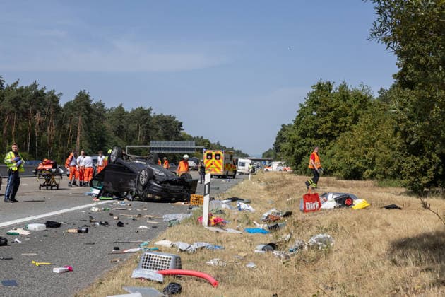 81 Jahre alter Autofahrer nach Verkehrsunfall reanimiert VW Golf überschlägt sich nach Kollision mit Wohnmobilgespann Am 09.08.2026 ereignete sich gegen 11:00 Uhr auf der A3 in Fahrtrichtung Frankfurt am Main im Bereich des Autobahndreiecks Seligenstadt ein schwerer Verkehrsunfall, bei dem sich ein Pkw überschlug und mit einem Wohnwagengespann kollidierte. Beide Insassen des Pkw wurden schwer verletzt, einer musste reanimiert werden, ein weiterer Insasse des Wohnwagens wurde ebenfalls verletzt. Trümmerteile und Utensilien aus den Unfallfahrzeugen verteilten sich über die gesamte Fahrbahn. Feuerwehren aus Hessen und Bayern wurden aufgrund zweier zunächst unabhängiger Meldungen alarmiert, bevor sich der Unfall als ein einziges Gesc