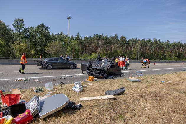 81 Jahre alter Autofahrer nach Verkehrsunfall reanimiert VW Golf überschlägt sich nach Kollision mit Wohnmobilgespann Am 09.08.2026 ereignete sich gegen 11:00 Uhr auf der A3 in Fahrtrichtung Frankfurt am Main im Bereich des Autobahndreiecks Seligenstadt ein schwerer Verkehrsunfall, bei dem sich ein Pkw überschlug und mit einem Wohnwagengespann kollidierte. Beide Insassen des Pkw wurden schwer verletzt, einer musste reanimiert werden, ein weiterer Insasse des Wohnwagens wurde ebenfalls verletzt. Trümmerteile und Utensilien aus den Unfallfahrzeugen verteilten sich über die gesamte Fahrbahn. Feuerwehren aus Hessen und Bayern wurden aufgrund zweier zunächst unabhängiger Meldungen alarmiert, bevor sich der Unfall als ein einziges Gesc
