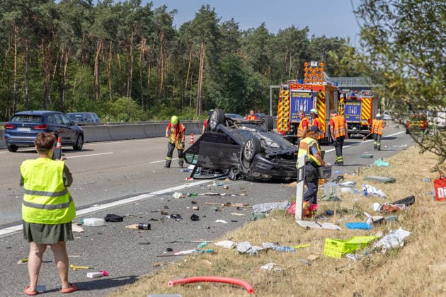 81 Jahre alter Autofahrer nach Verkehrsunfall reanimiert VW Golf überschlägt sich nach Kollision mit Wohnmobilgespann Am 09.08.2026 ereignete sich gegen 11:00 Uhr auf der A3 in Fahrtrichtung Frankfurt am Main im Bereich des Autobahndreiecks Seligenstadt ein schwerer Verkehrsunfall, bei dem sich ein Pkw überschlug und mit einem Wohnwagengespann kollidierte. Beide Insassen des Pkw wurden schwer verletzt, einer musste reanimiert werden, ein weiterer Insasse des Wohnwagens wurde ebenfalls verletzt. Trümmerteile und Utensilien aus den Unfallfahrzeugen verteilten sich über die gesamte Fahrbahn. Feuerwehren aus Hessen und Bayern wurden aufgrund zweier zunächst unabhängiger Meldungen alarmiert, bevor sich der Unfall als ein einziges Gesc
