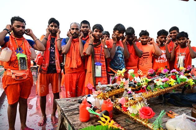 August 9, 2026, Prayagraj, Uttar Pradesh, India: Prayagraj: Kanwariya perform rituals before leave for Kashi Vishwanath temple to perform Jalabhishek during Sawan month, in Prayagraj on Sunday, August 9, 2026. Prayagraj India - ZUMAv115 20260809_zap_v115_039 Copyright: xPrabhatxKumarxVermax