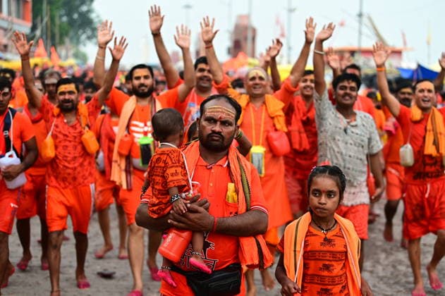 August 9, 2026, Prayagraj, Uttar Pradesh, India: Prayagraj: Kanwariya walks towards Kashi Vishwanath temple to perform Jalabhishek during Sawan month, in Prayagraj on Sunday, August 9, 2026. Prayagraj India  - ZUMAv115 20260809_zap_v115_052 Copyright: xPrabhatxKumarxVermax