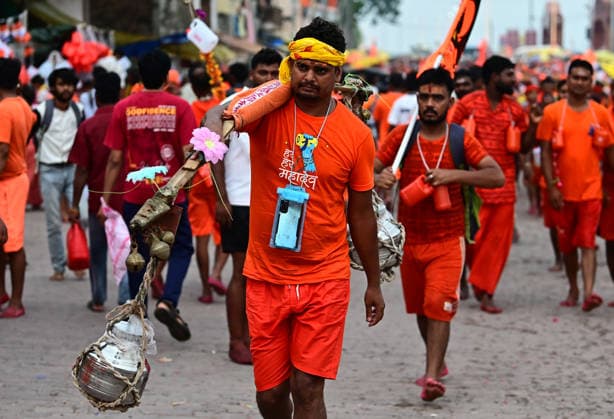 August 9, 2026, Prayagraj, Uttar Pradesh, India: Prayagraj: Kanwariya walks towards Kashi Vishwanath temple to perform Jalabhishek during Sawan month, in Prayagraj on Sunday, August 9, 2026. Prayagraj India - ZUMAv115 20260809_zap_v115_058 Copyright: xPrabhatxKumarxVermax
