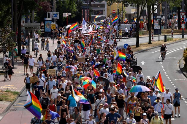 Impression vom Kölner Queer March unter dem Motto Köln zeigt Solidarität, Köln zeigt Haltung , eine Solidaritäts-Demonstration nach dem islamistischen Anschlag auf den CSD in Berlin. (Themenbild, Symbolbild) Köln, 09.08.2026 NRW Deutschland *** Scene from the Cologne Queer March under the slogan Cologne Shows Solidarity, Cologne Takes a Stand, a solidarity demonstration following the Islamist attack on the CSD in Berlin. Featured image, symbolic image. Cologne, August 9, 2026. North Rhine-Westphalia, Germany Copyright: xChristophxHardtx