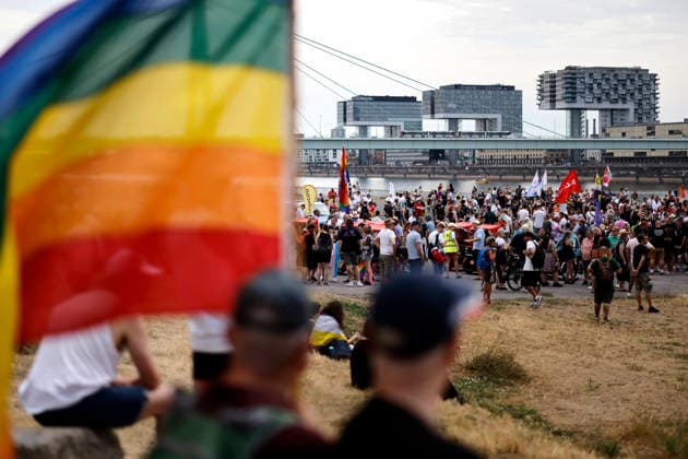 Impression vom Kölner Queer March unter dem Motto Köln zeigt Solidarität, Köln zeigt Haltung , eine Solidaritäts-Demonstration nach dem islamistischen Anschlag auf den CSD in Berlin. (Themenbild, Symbolbild) Köln, 09.08.2026 NRW Deutschland *** Scene from the Cologne Queer March under the slogan Cologne Shows Solidarity, Cologne Takes a Stand, a solidarity demonstration following the Islamist attack on the CSD in Berlin. Featured image, symbolic image. Cologne, August 9, 2026. North Rhine-Westphalia, Germany Copyright: xChristophxHardtx