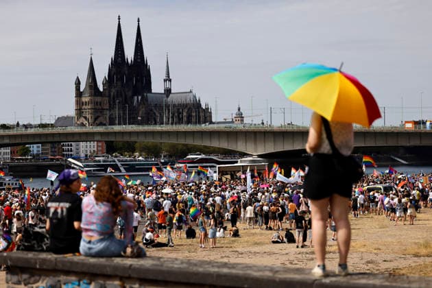 Impression vom Kölner Queer March unter dem Motto Köln zeigt Solidarität, Köln zeigt Haltung , eine Solidaritäts-Demonstration nach dem islamistischen Anschlag auf den CSD in Berlin. (Themenbild, Symbolbild) Köln, 09.08.2026 NRW Deutschland *** Scene from the Cologne Queer March under the slogan Cologne Shows Solidarity, Cologne Takes a Stand, a solidarity demonstration following the Islamist attack on the CSD in Berlin. Featured image, symbolic image. Cologne, August 9, 2026, North Rhine-Westphalia, Germany Copyright: xChristophxHardtx