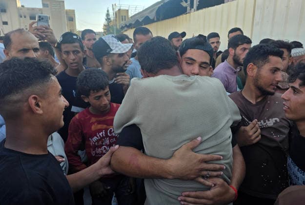 Palestinian prisoners released from Israeli jails arrive in Khan Younis Palestinian prisoners released from Israeli jails arrive aboard buses operated by the International Committee of the Red Cross at Nasser Medical Complex in Khan Younis, southern Gaza Strip, on August 10, 2026, after being transferred from the Kerem Shalom crossing. Family members gather to receive them upon their arrival. Photo by Tariq Mohammad APA Images Khan Yunis Gaza Strip Palestinian Territory 090826_Khan_Yunis_TM_02(13) Copyright: xapaimagesxTariqxMohammad xapaimagesx