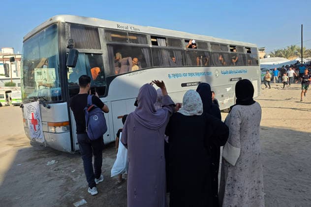 Palestinian prisoners released from Israeli jails arrive in Khan Younis Palestinian prisoners released from Israeli jails arrive aboard buses operated by the International Committee of the Red Cross at Nasser Medical Complex in Khan Younis, southern Gaza Strip, on August 10, 2026, after being transferred from the Kerem Shalom crossing. Family members gather to receive them upon their arrival. Photo by Tariq Mohammad APA Images Khan Yunis Gaza Strip Palestinian Territory 090826_Khan_Yunis_TM_02(3) Copyright: xapaimagesxTariqxMohammad xapaimagesx