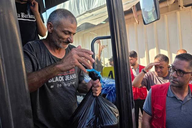Palestinian prisoners released from Israeli jails arrive in Khan Younis Palestinian prisoners released from Israeli jails arrive aboard buses operated by the International Committee of the Red Cross at Nasser Medical Complex in Khan Younis, southern Gaza Strip, on August 10, 2026, after being transferred from the Kerem Shalom crossing. Family members gather to receive them upon their arrival. Photo by Tariq Mohammad APA Images Khan Yunis Gaza Strip Palestinian Territory 090826_Khan_Yunis_TM_02(9) Copyright: xapaimagesxTariqxMohammad xapaimagesx