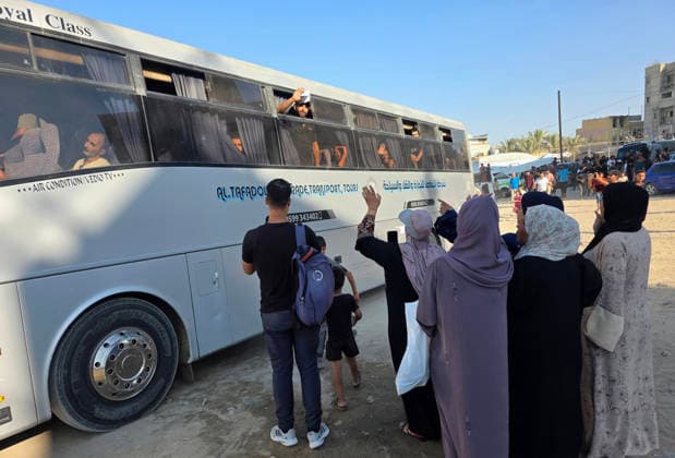 Palestinian prisoners released from Israeli jails arrive in Khan Younis Palestinian prisoners released from Israeli jails arrive aboard buses operated by the International Committee of the Red Cross at Nasser Medical Complex in Khan Younis, southern Gaza Strip, on August 10, 2026, after being transferred from the Kerem Shalom crossing. Family members gather to receive them upon their arrival. Photo by Tariq Mohammad APA Images Khan Yunis Gaza Strip Palestinian Territory 090826_Khan_Yunis_TM_02(4) Copyright: xapaimagesxTariqxMohammad xapaimagesx