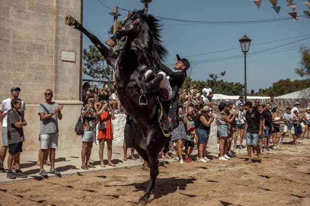 August 9, 2026, Llucmacanes, Menorca Balearic Islands, Spain: A caixer, or horse rider, rears his horse amid a cheering crowd during the traditional Jaleo at the Sant Gaieta Festival in Llucmacanes Llucmacanes Spain - ZUMAo105 20260809_fap_o105_017 Copyright: xMatthiasxOesterlex