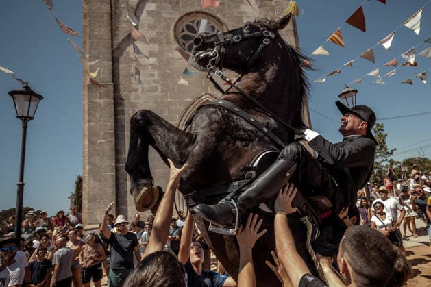 August 9, 2026, Llucmacanes, Menorca Balearic Islands, Spain: A caixer, or horse rider, rears his horse amid a cheering crowd during the traditional Jaleo at the Sant Gaieta Festival in Llucmacanes Llucmacanes Spain - ZUMAo105 20260809_fap_o105_031 Copyright: xMatthiasxOesterlex