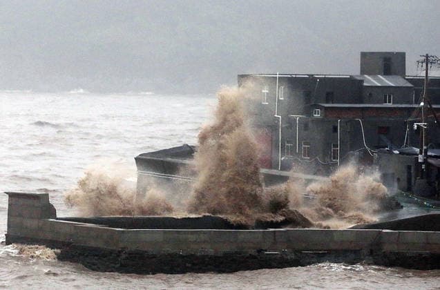 News Bilder des Tages YUHUAN, CHINA - AUGUST 09: Huge waves crash as Typhoon Nari makes landfall at Kanmen in Yuhuan on August 9, 2026 in Yuhuan, Zhejiang Province of China. The strong typhoon, named Nari, brought heavy winds and rain to the coastal areas.  Copyright: xVCGx 111658985334