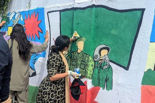 RECORD DATE NOT STATED Fine art students are busy in painting on wall to show their skills during the Rang De event in connection of 79th Independence Day of Pakistan coming ahead under the supervision of District Central Administration, in Karachi on Sunday, August 9, 2026. (S.Imran Ali PPI Images). EDITORIAL USE ONLY Copyright: xx SA-ZM-090826x ppiphotos485108