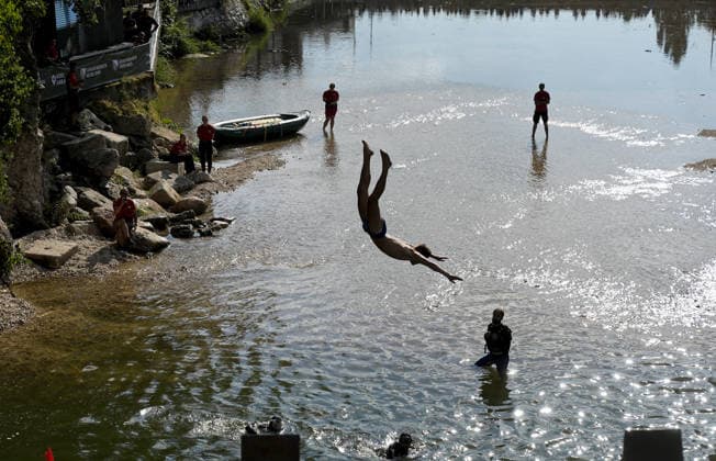 Bentbasa Cliff Diving 2026 in Sarajevo SARAJEVO, BOSNIA AND HERZEGOVINA - AUGUST 9: People jump during the 12th edition of the international Bentbasa Cliff Diving 2026 competition, which is held at Bentbasa, one of the most recognizable locations in Sarajevo, Bosnia and Herzegovina on August 9, 2026. Samir Jordamovic Anadolu Sarajevo Bosnia and Herzegovina. Editorial use only. Please get in touch for any other usage.  Copyright: x2026xAnadoluxSamirxJordamovicx