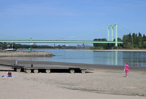 09.08.2026, xophax, öffentliches Leben, Köln, Cologne. Rhein. Niedrigwasser im Rhein. Schifffahrt im Rhein eingeschränkt. Südbrücke. Köln *** August 9, 2026, xophax, public life, Cologne, Low water levels in the Rhine; shipping on the Rhine restricted; South Bridge, Cologne