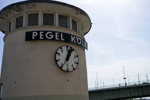 09.08.2026, xophax, öffentliches Leben, Köln, Cologne. Rhein. Niedrigwasser im Rhein. Schifffahrt im Rhein eingeschränkt. Pegelstand ca. 6 meter. Köln *** August 9, 2026, xophax, public life, Cologne, Low water levels on the Rhine; shipping on the Rhine restricted; water level approx. 6 meters; Cologne