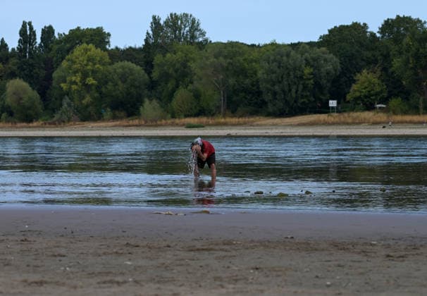 09.08.2026, xophax, öffentliches Leben, Köln, Cologne. Rhein. Niedrigwasser im Rhein. Schifffahrt im Rhein eingeschränkt. Köln *** August 9, 2026, xophax, public life, Cologne, Low water levels on the Rhine; shipping on the Rhine restricted; Cologne