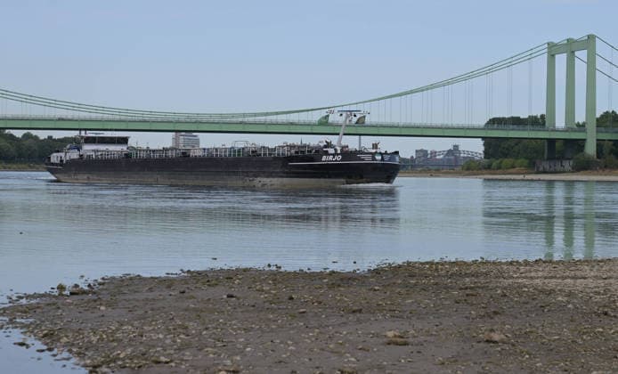 09.08.2026, xophax, öffentliches Leben, Köln, Cologne. Rhein. Niedrigwasser im Rhein. Schifffahrt im Rhein eingeschränkt. Südbrücke Köln *** August 9, 2026, xophax, public life, Cologne, Low water levels in the Rhine; shipping on the Rhine restricted; South Bridge, Cologne